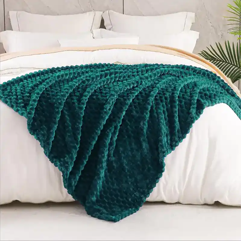 Bestseller Koc z mikrofibry wytłaczany w cegiełkę butelkowa zieleń 200x220cm WEST